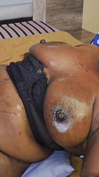 Milf de 77 anos fodida sem piedade por médico gay bissexual de 34 anos