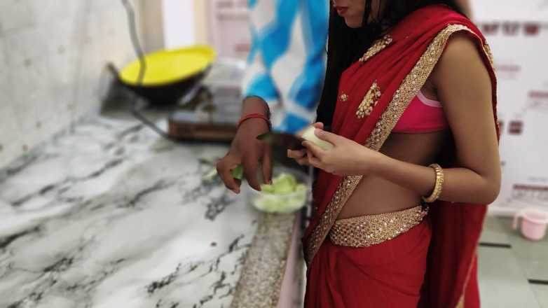 Annumastani: Bhabhi Quente Seduzida por Dever em Comida Caseira