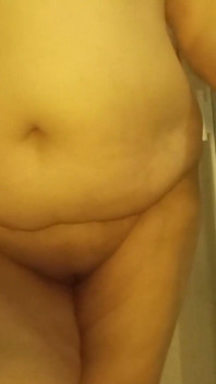 BBW amatérka, 53 let, sprchuje se nahá a na konci močí – nefiltrovaná a opravdová