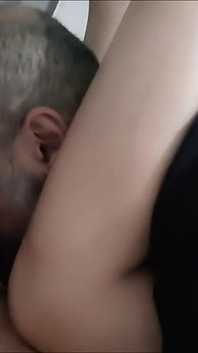 Joacă cu pizda și sfârcurile ei un pic