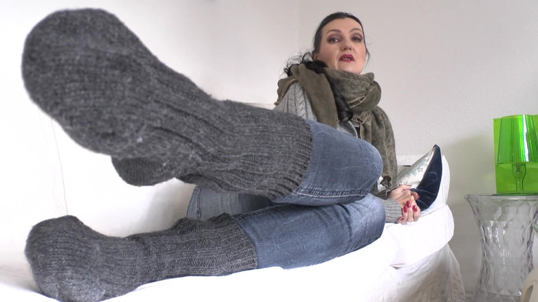 Lady Victoria Valente: Cium kaus kaki saya yang tebal dan sangat bau! Nyonya...