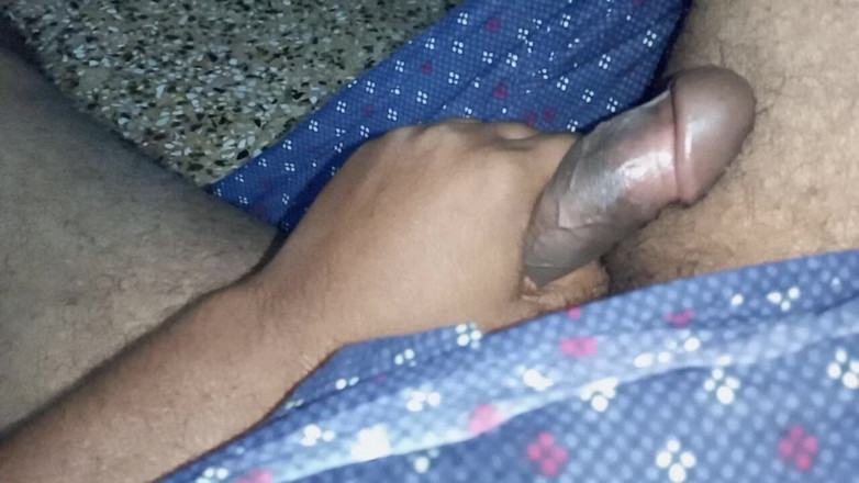 Sweet Indian cock: Un Indien à grosse bite masterbate dans la nature