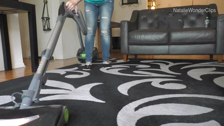Natalie Wonder: Vakuum mého špinavého koberce, sání rohů podlahy a tkaninové stoličky pokryté...
