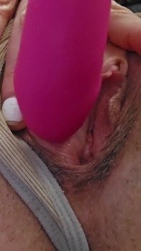 Pinke spielzeug einfügen und muschi-orgasmus