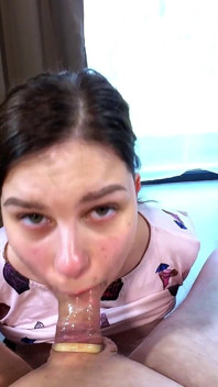 오지는 펠라 후 정액으로 핫한 젊은 마누라의 얼굴을 덮어