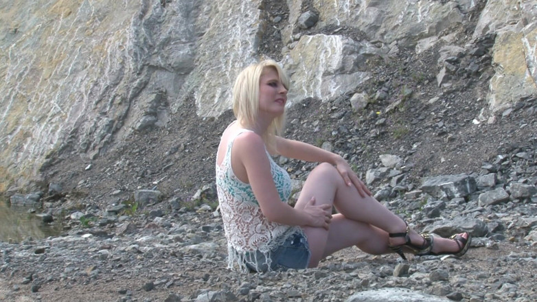 Reality Babes: Gagică blondă cu țâțe mari pozează lângă lac
