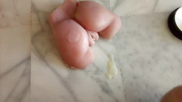 존은 가짜 보지를 따먹고 바닥에 사정해