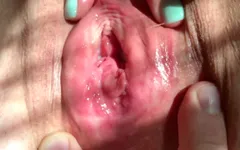 Ma chatte tellement mouillée... Le jus coule et dégouline ! J'ai besoin d'une bite bien dure ! Vidéo maison. Gros plan. POV.