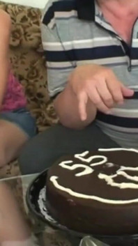 Para seu aniversário, o cavalheiro recebe um presente de uma boa foda da loira gostosa