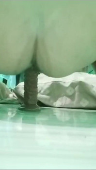 seksi philipina milf(chodne laayak mammi) savaari kar rahi hai aur dildo par uchhal rahi hai