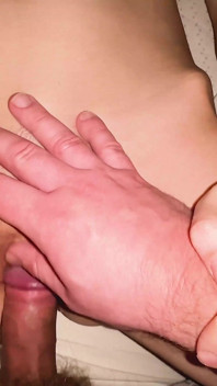Detailní fisting kundičky 18leté holky na pozadí pokoje jejího nevlastního táty