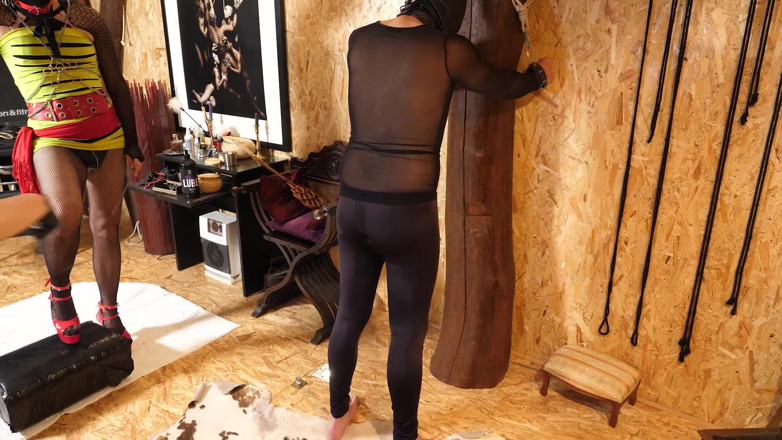 Fetish Bear Productions: Mlle Ziliam, Miss Karla et Kiki, fisting, gode ceinture, femdom