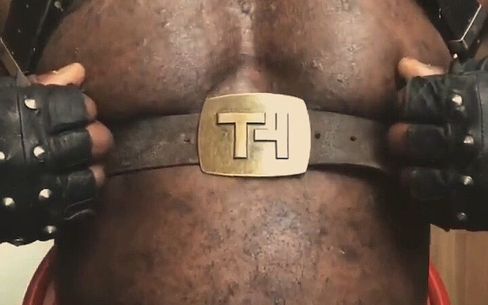 Brodyjayrichardson: Muscolo Nero Da Vicino Imbracatura Cintura Gioca Con Le Tette