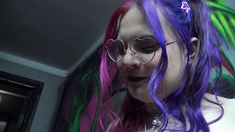 NM fetish femdom videos by Princess Nikki Cruel: Tjock tatuerad tjej får sin fantastiska mage