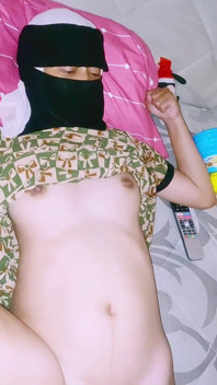 Ragazza velata che scopa molto pesante