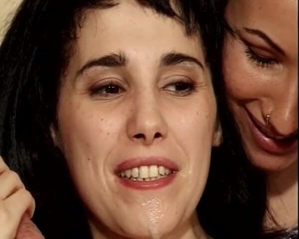 Filles Francaises: La splendida bambola francese condivide grandi cazzi con una cagna...
