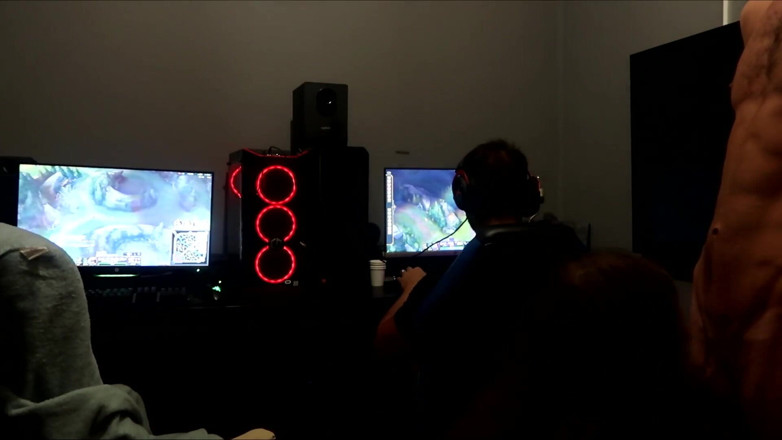 GamingCouple: 私の不貞の妻を持った夫の夫がゲームをしている間にザーメンを取得する