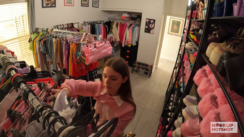 HookUp HotShot-BTS: La splendida troia juniper Ren implora di farsi scopare da...