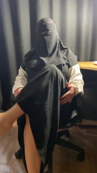 Syrian MILF Shows Pussy