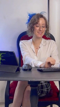 Ti interroga tristemente e poi ti guida - JOI Porno tra colleghi di ufficio