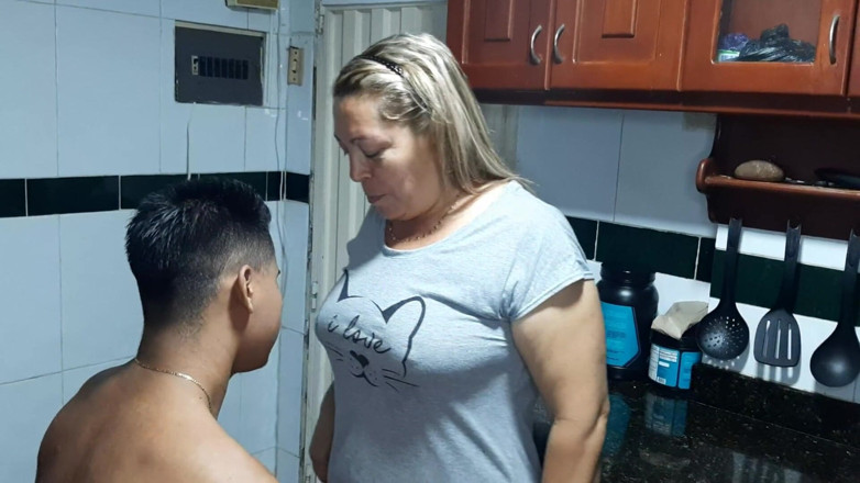 Miller Family: Ciuman lulus lidah saya ke bibir pepek MILF ini