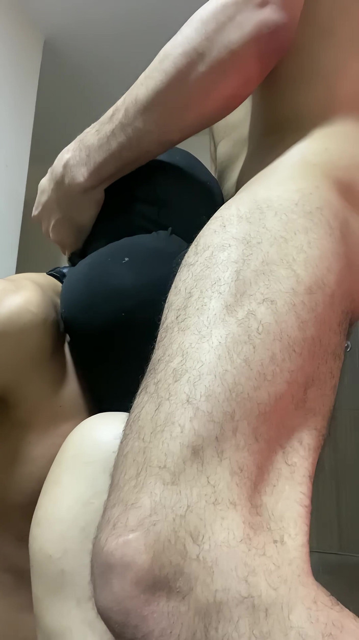 Broken Holes - Cuckold Gay: Lebih baik daripada meninggalkan cuckold yang terlihat adalah menaklukkannya dan...