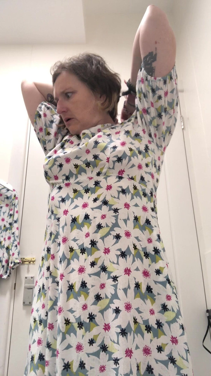 MistressWriggler: Fără Sutien, Comando, Tipă Tatuată Probează Haine Noi. Partea 1 Din 2.