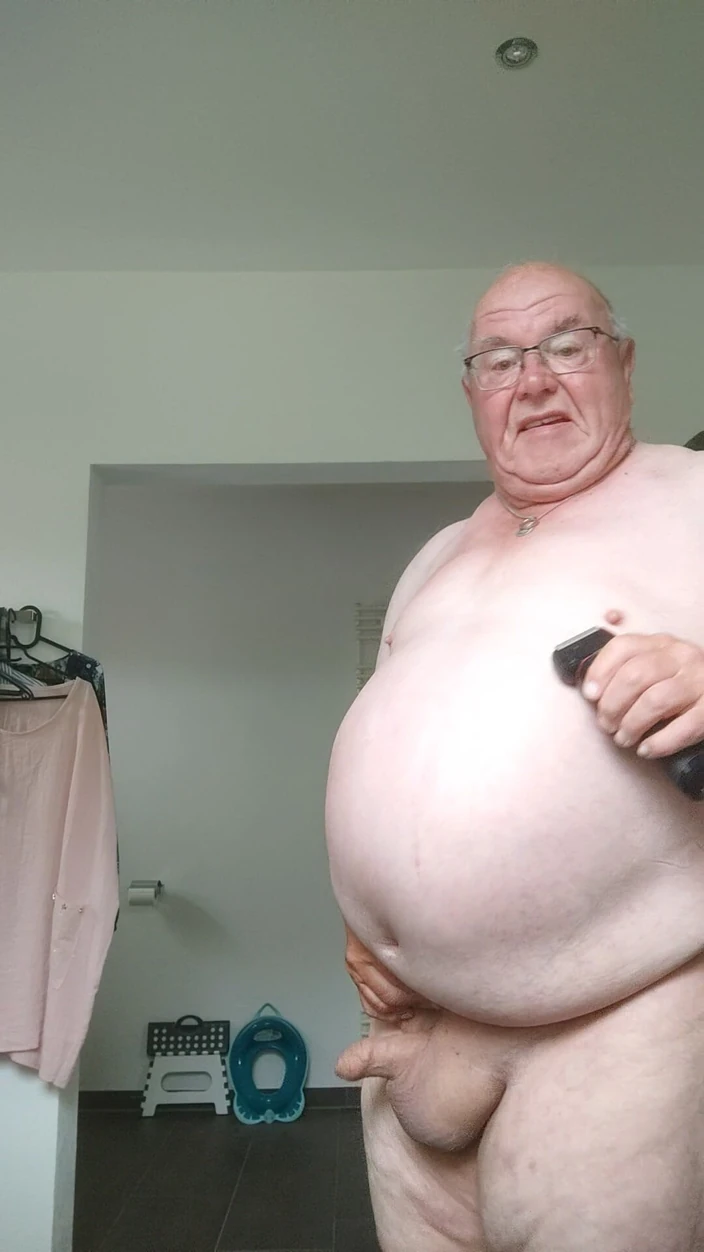 Karlchengeil: 면도 자지와 젖탱이, 자위와 방귀