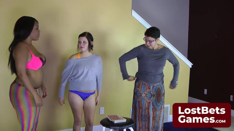 Lost Bets Games: Trio amatorskiej gry karcianej pań strip