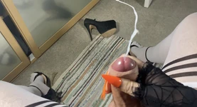 Enorme sborrata accarezza il mio clitoride duro