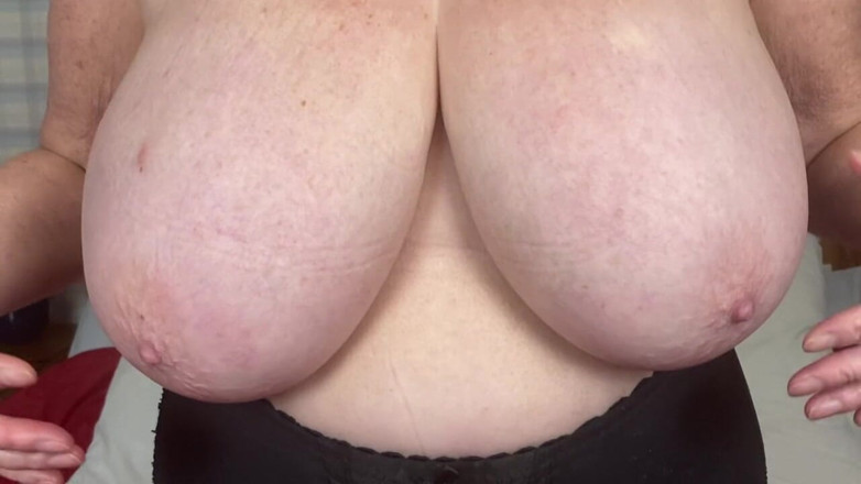Mr MF: Señora madura pies grandes tetas y suelas