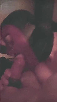 Una miLF arrapata si lascia filmare mentre tradisce con una maschera e viene fatta squirtare