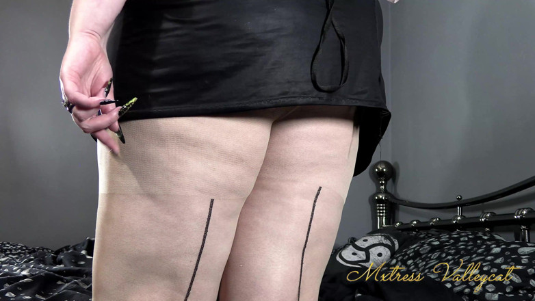 Mxtress Valleycat: You're only good for worshiping my seams