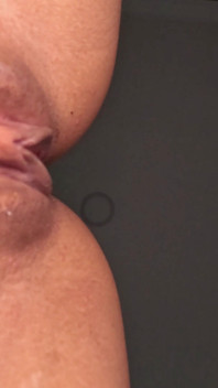 La mia figliastra è noiosa a casa e io prupose il suo primo record il suo primo sextape porno