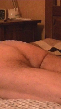 Cama desnuda frotándose