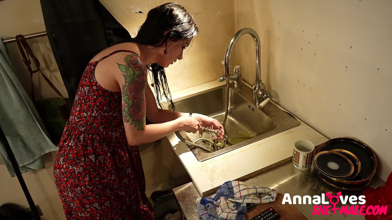 Anna Loves Shemale: BDSM-spel met getatoeëerde transschoonheid - deel 1