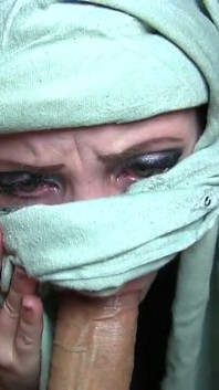 Pokorný neochotný kouřicí služebník! Nedbalé kouření Burqa-niqabi na obličej! POV
