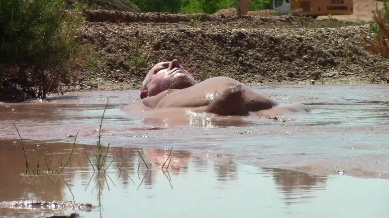 Muddy chubby: Derin, kremamsı, kahverengi çamurla kum çukurunda çamur banyosu.