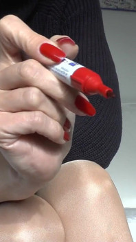Escrava marcando com caneta, lindas unhas vermelhas, Lady Victoria Valente