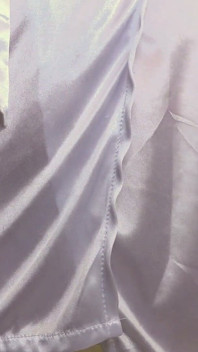 Isteri matang yang menggoda dengan punggung besar dalam seluar dalam putih mengusap dirinya di atas katil. Kamera rumah memerhati dari tepi.