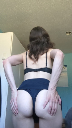 SexyRach75: 不同的姿势与假阳具和乐趣掌握。