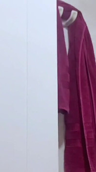 Genç eşcinsel öğrenci banyo yapmak için eve geliyor, heteroseksüel üvey babası sıkı bakire götünü sikmek için banyoya giriyor