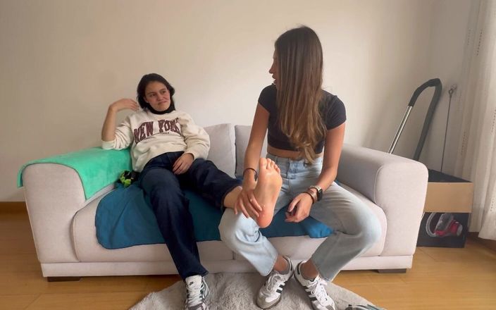 scarlettandc: Minha namorada me mostra seu fetiche cheirando e massageando meus...