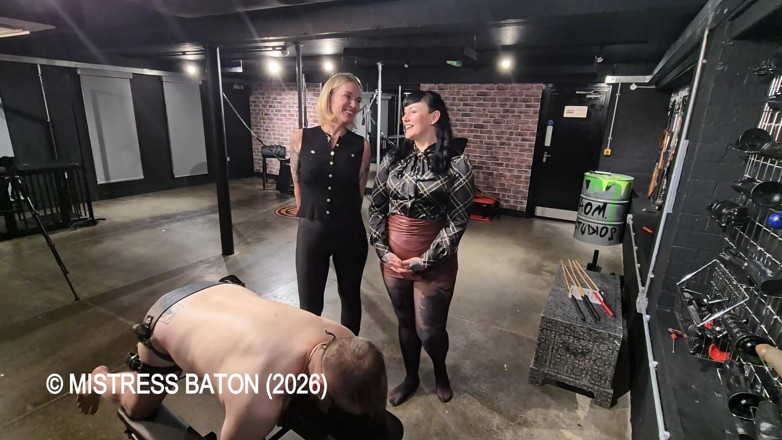 MistressBaton: 48-streicheln bei rohrstock