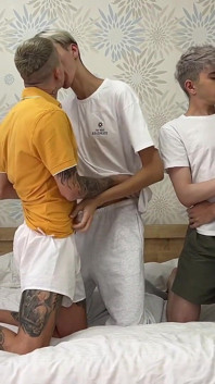 Papá y estudiante con gran polla follan culos apretados de dulces twinks