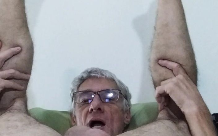 Big uncut hard cock: बहुत सुंदर आदमी खुद को गहरे छेद में चोदता है