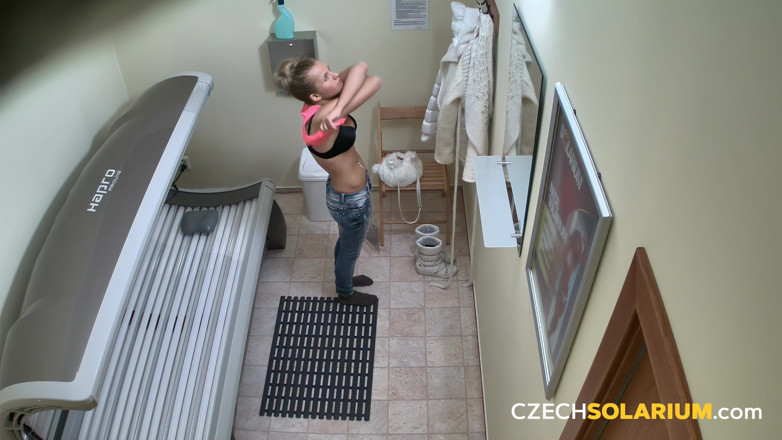 Czech Solarium: Czech Solarium 3: Model Puts on a No-holds-barred Tanning Show