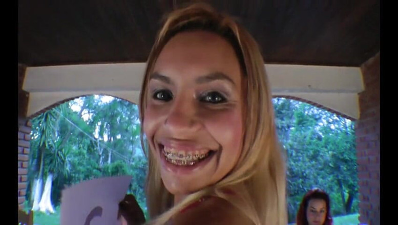 All about pee: Championnat de pisse lesbienne, concours xxl litres de pipi