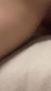 Una ragazza di 18 anni si masturba strofinando la figa sul cuscino