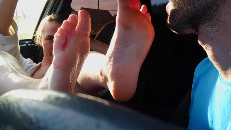 FoxyAndZaz: Il tassista lecca i piedi di una bionda sul sedile...